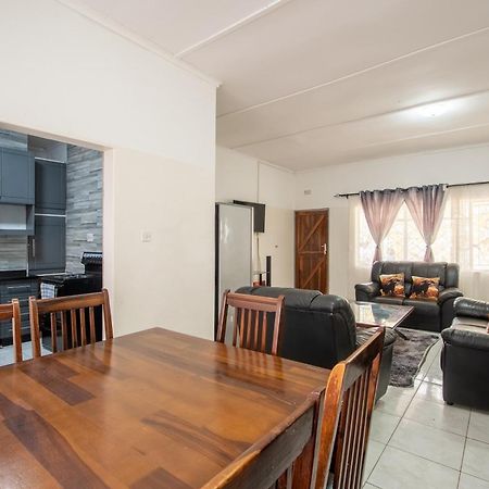 Wood Road Guest Lodge Victoria Falls Ngoại thất bức ảnh