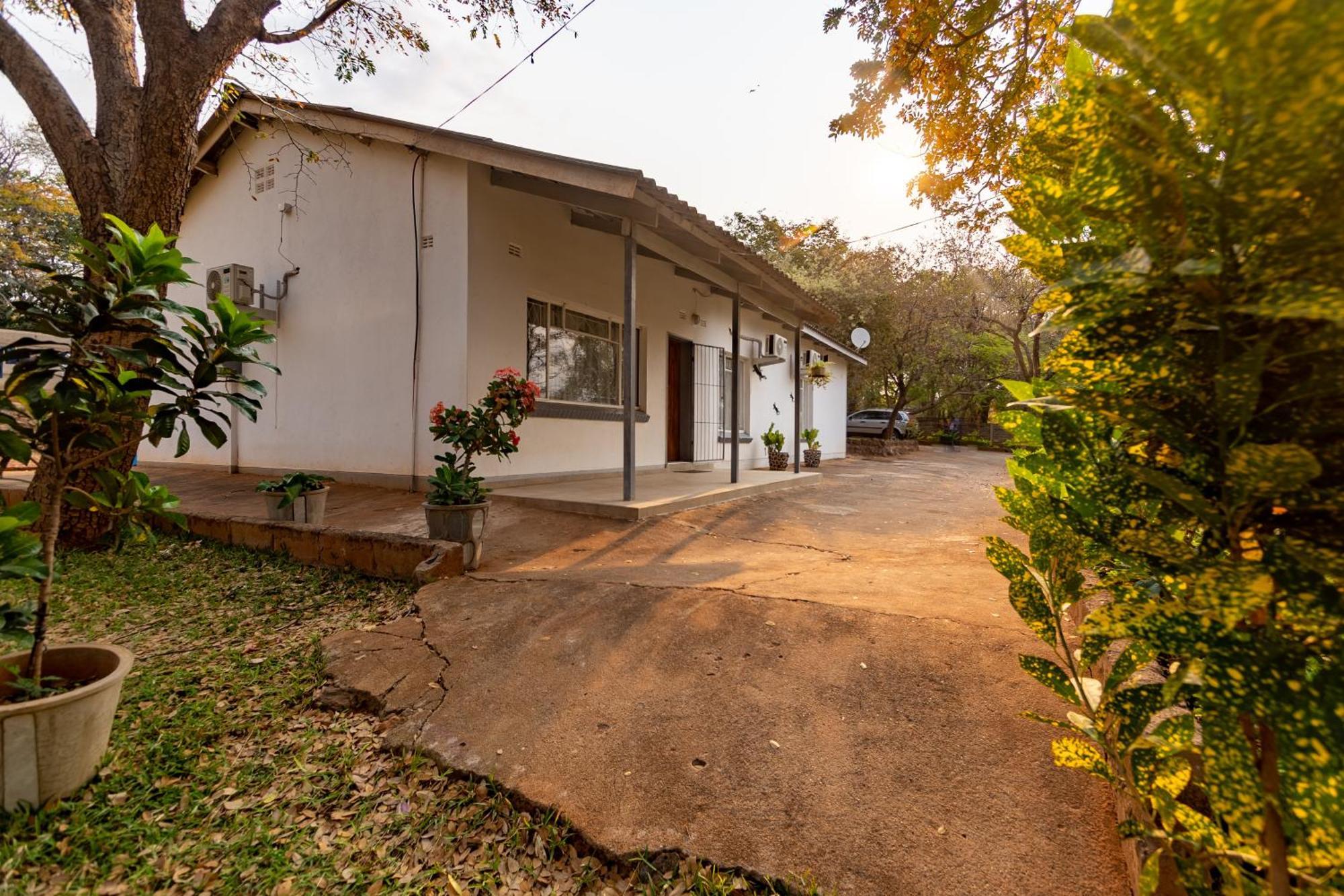 Wood Road Guest Lodge Victoria Falls Ngoại thất bức ảnh