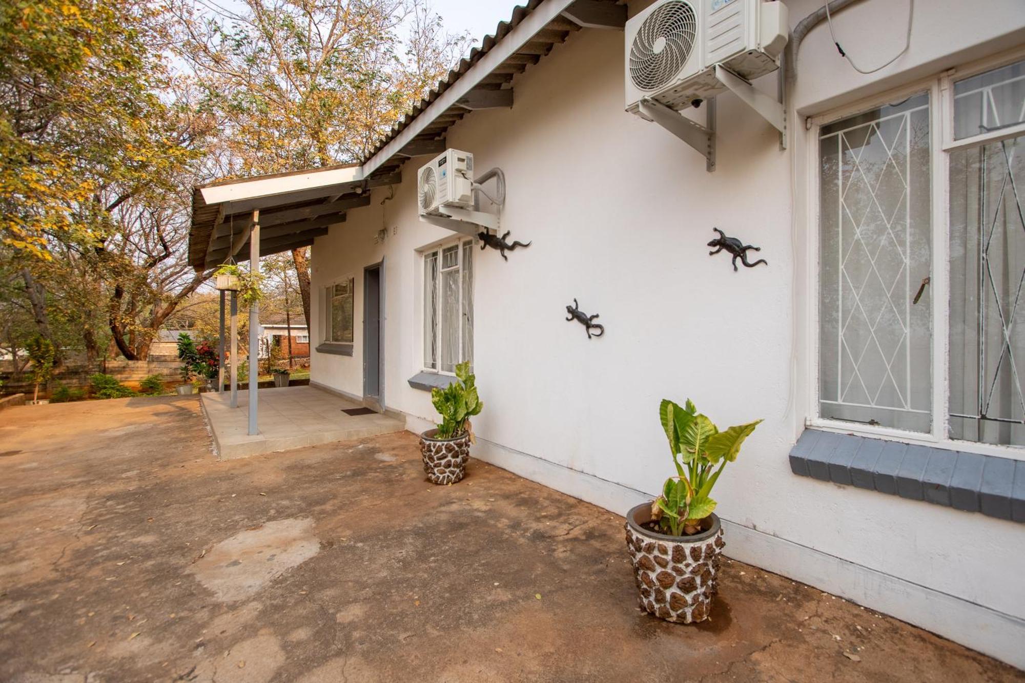 Wood Road Guest Lodge Victoria Falls Ngoại thất bức ảnh