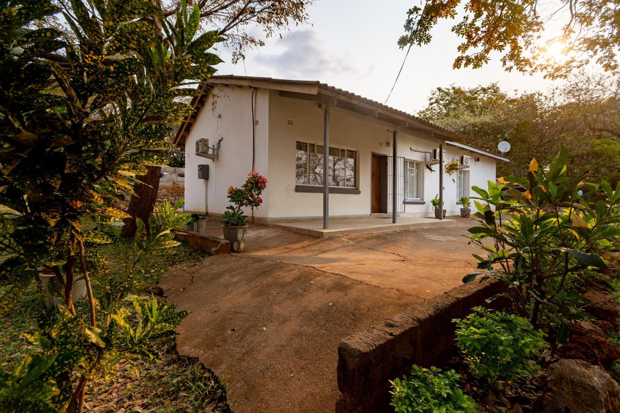 Wood Road Guest Lodge Victoria Falls Ngoại thất bức ảnh