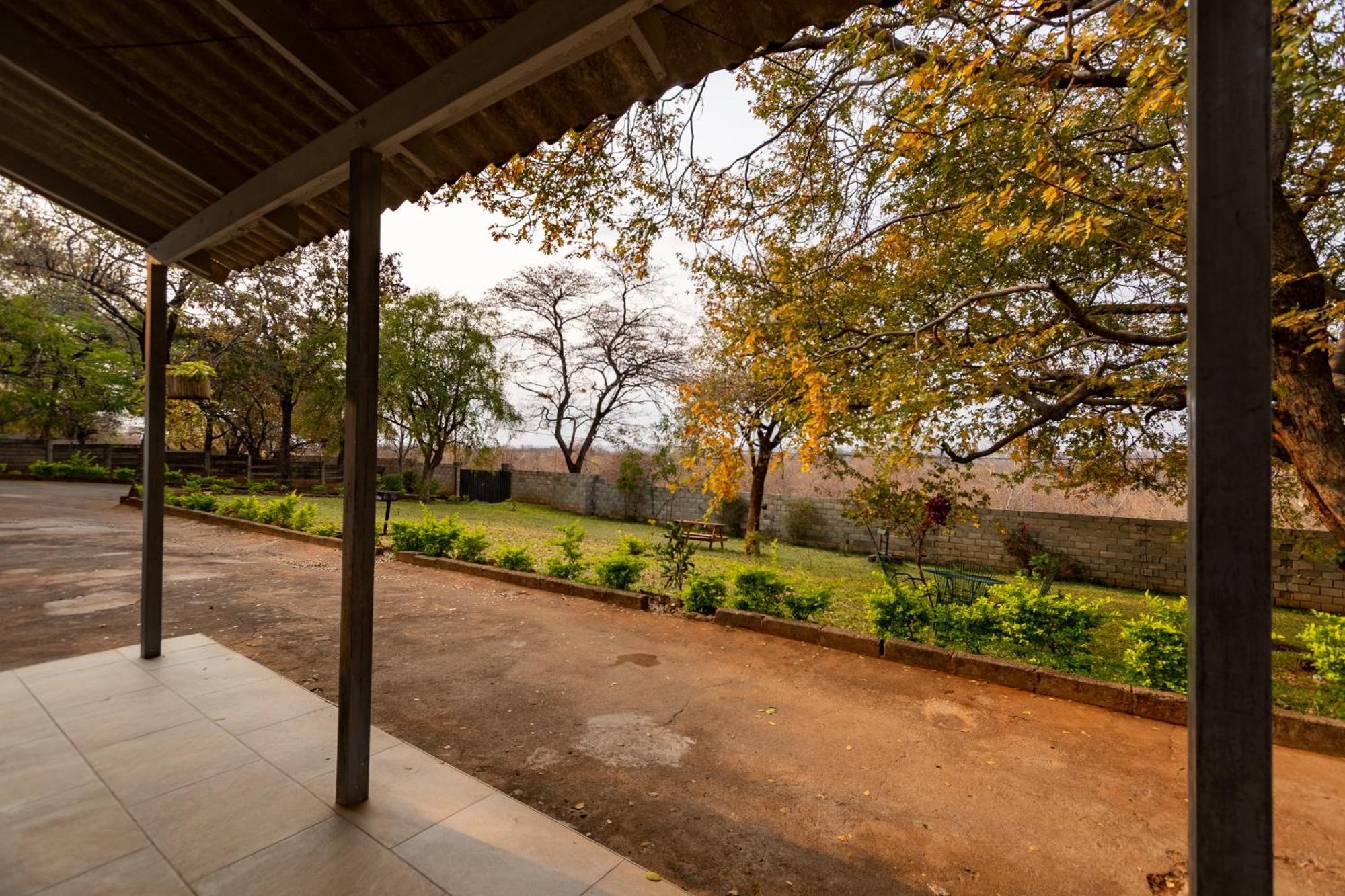 Wood Road Guest Lodge Victoria Falls Ngoại thất bức ảnh