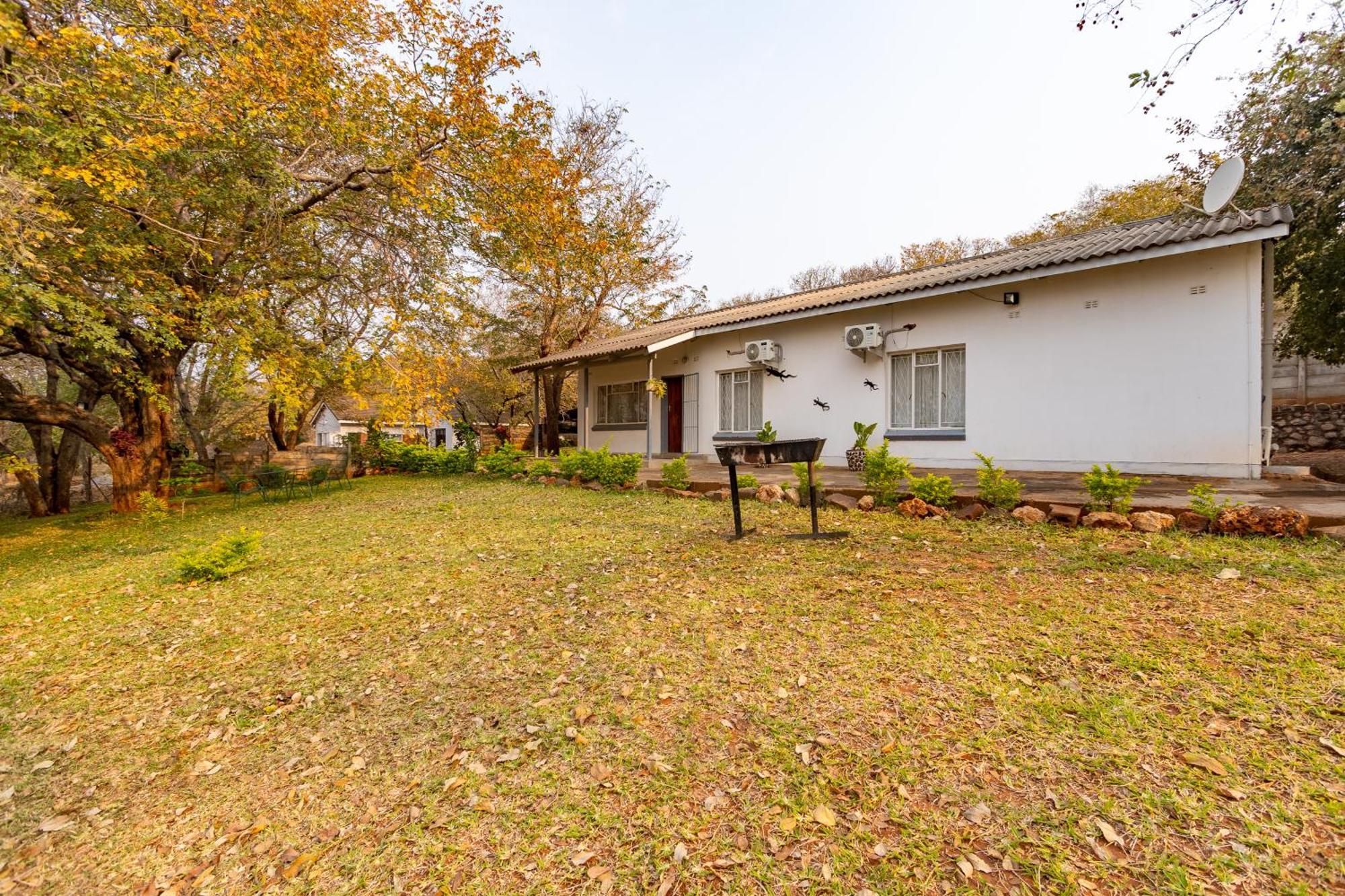 Wood Road Guest Lodge Victoria Falls Ngoại thất bức ảnh