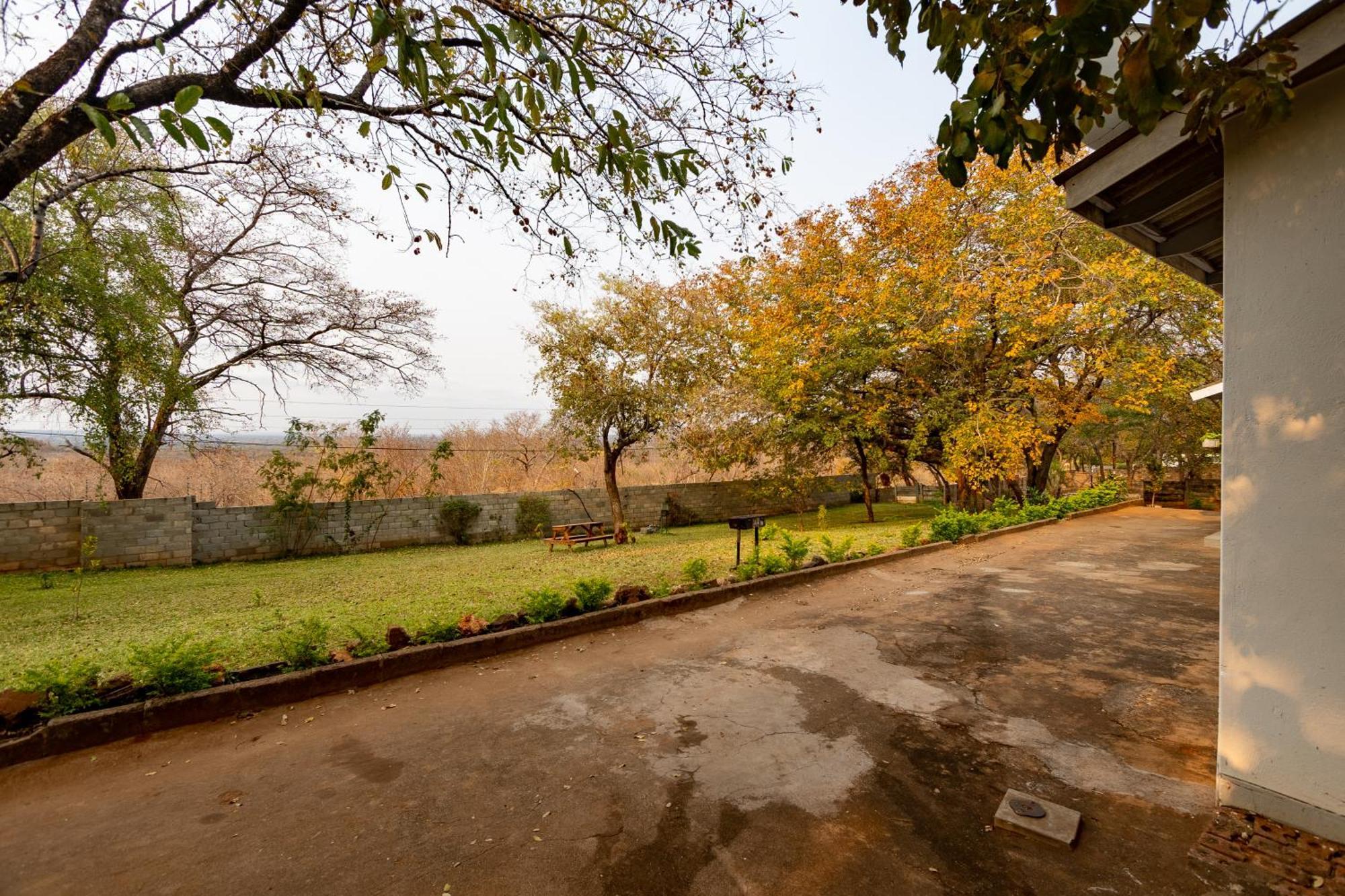 Wood Road Guest Lodge Victoria Falls Ngoại thất bức ảnh