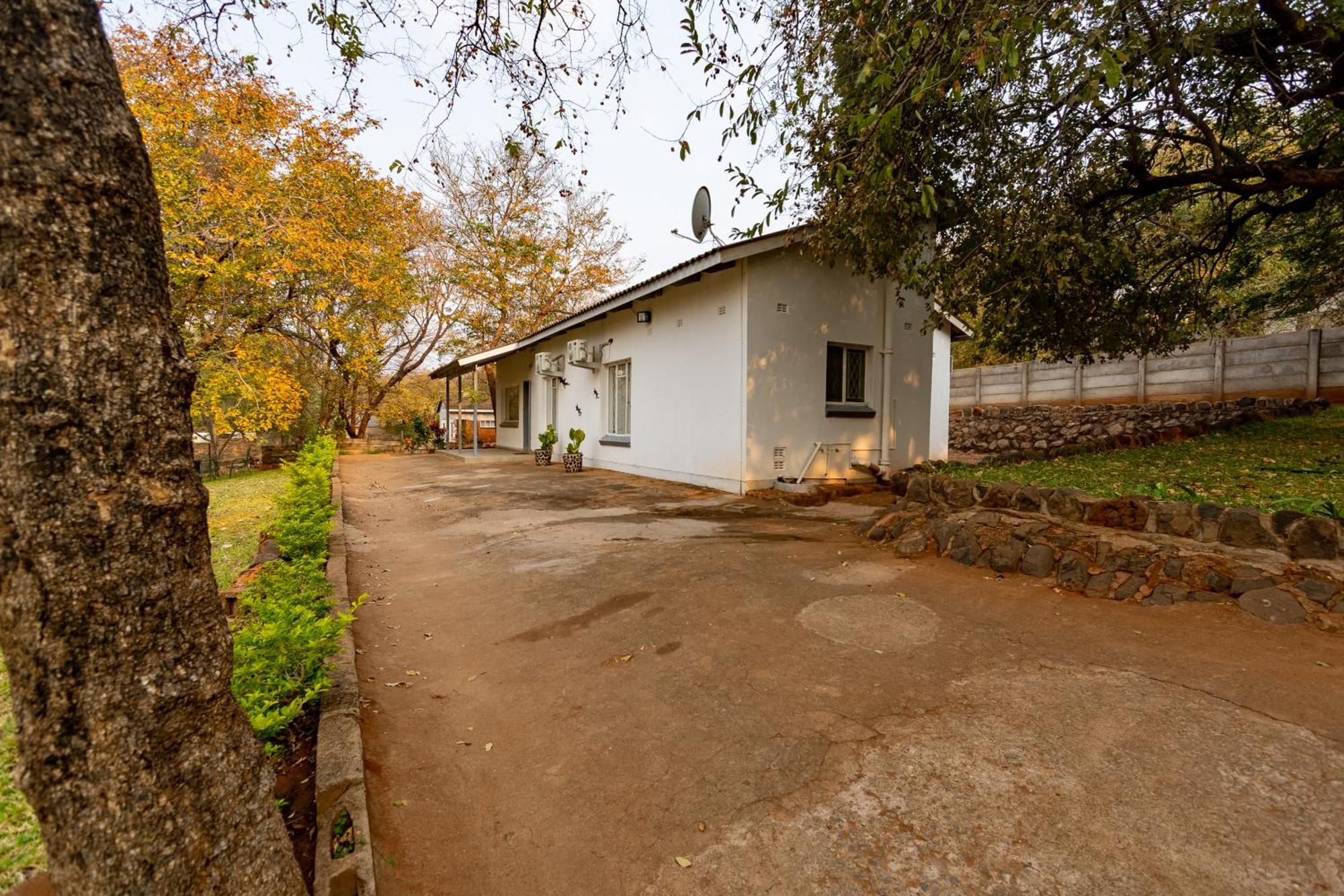 Wood Road Guest Lodge Victoria Falls Ngoại thất bức ảnh