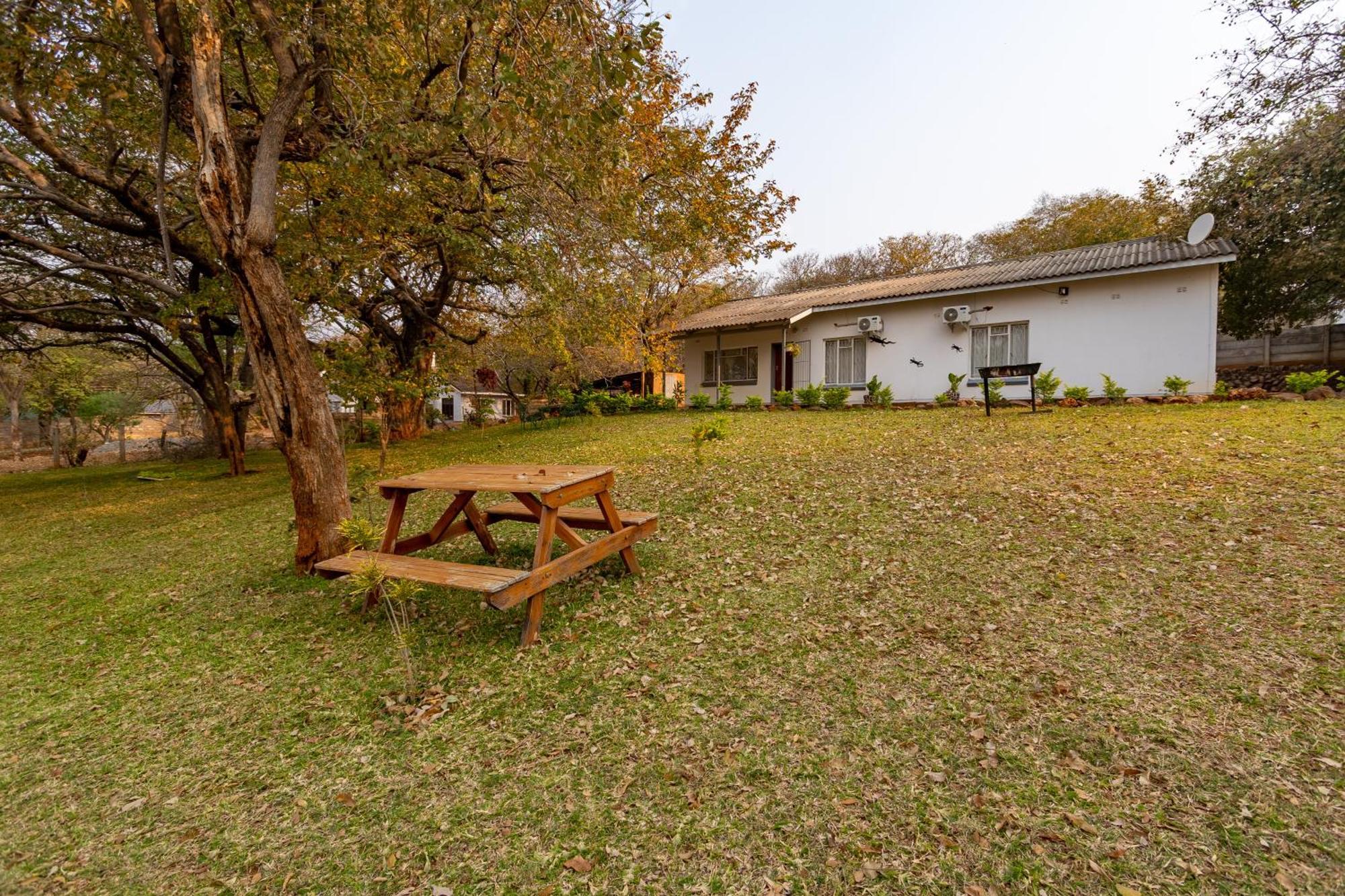 Wood Road Guest Lodge Victoria Falls Ngoại thất bức ảnh